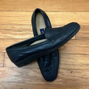 Navy Loafers Women’s Size9 easy Spirit